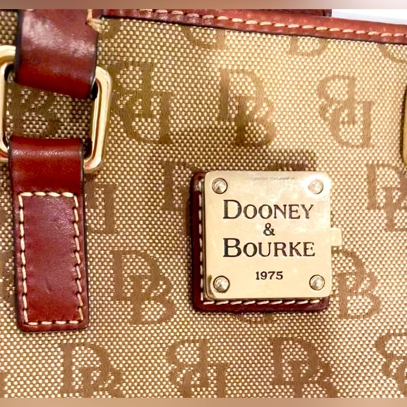 Dooney & Bourke Handbags - DOONEY & BOURKE logo Bucket tote purse